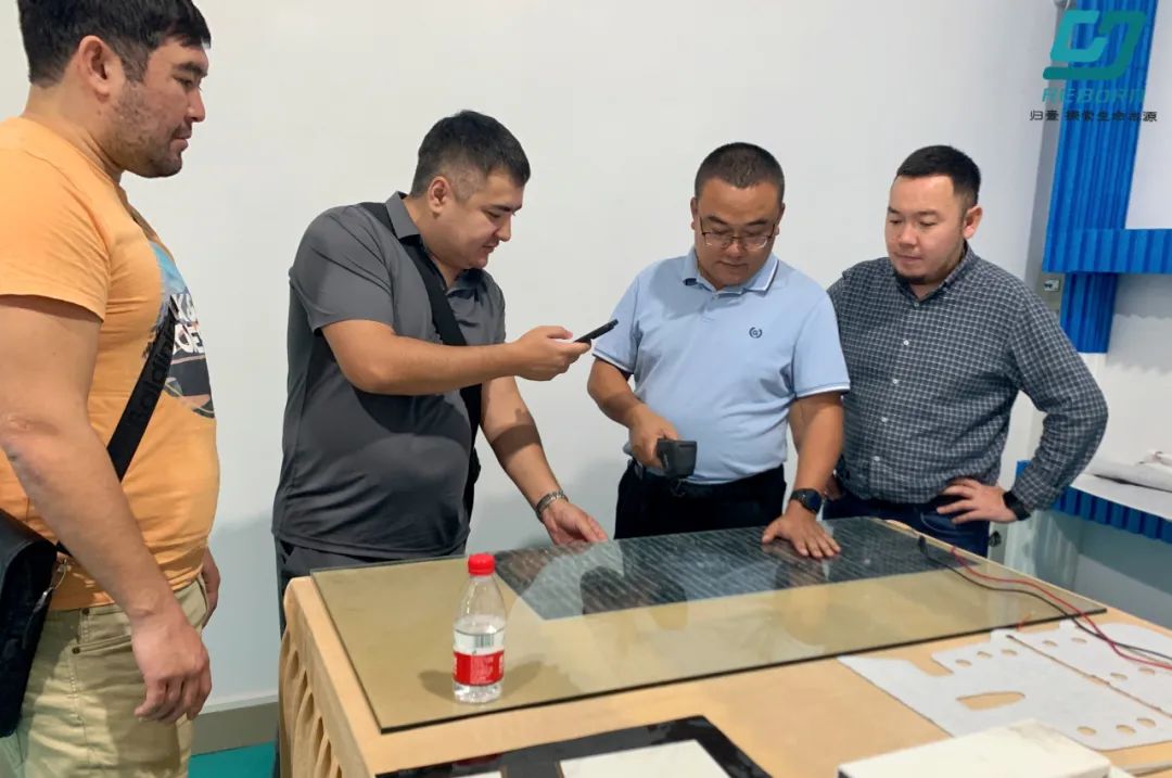 客戶對(duì)石墨烯電熱片用于發(fā)熱桌非常感興趣